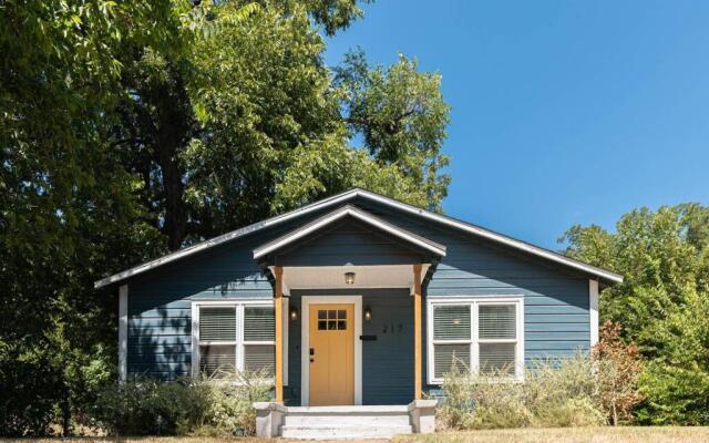 Escape to a Restored 1920s East Waco Bungalow