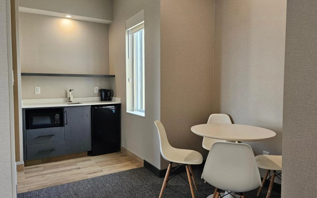 Vittoria Hotel and Suites