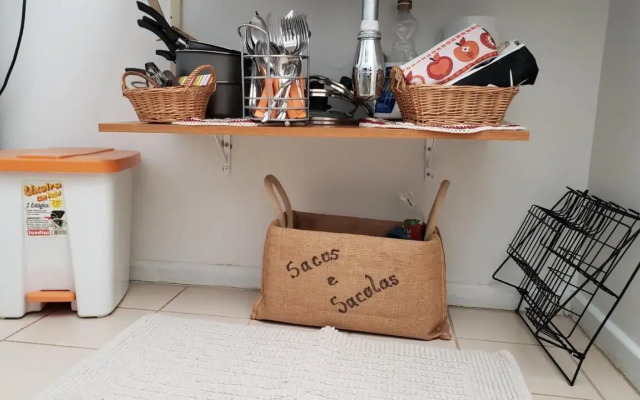 Descanse na rede da varanda sob as árvores.
