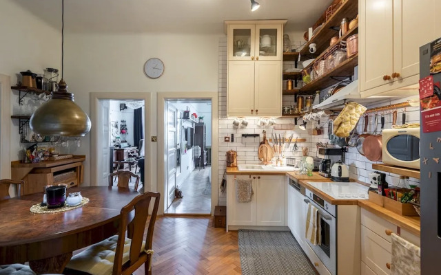 Premium 3 Bed 3 Bath Lounge Apartment