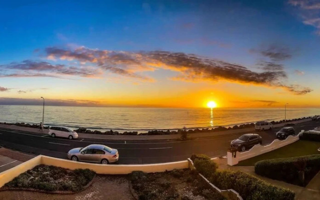 Unwind Esplanade Beach Escape No 5
