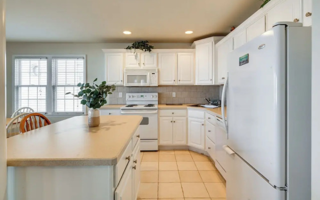 Walk to Beach: Wildwood Apt w/ Balcony!