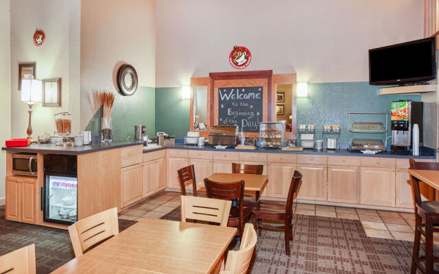 AmericInn Lodge & Suites Saugatuck — Douglas