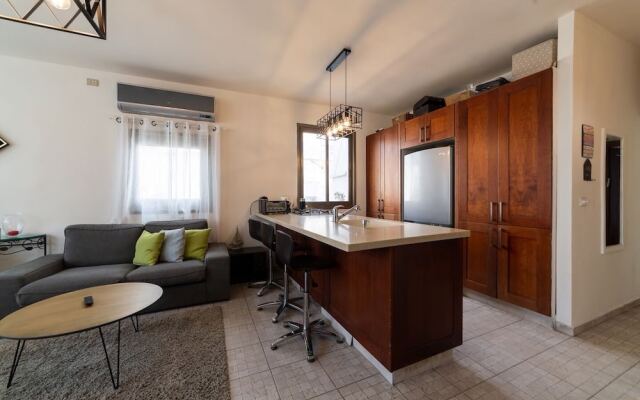 Urban Apartment With Jacuzzi Near Sarona