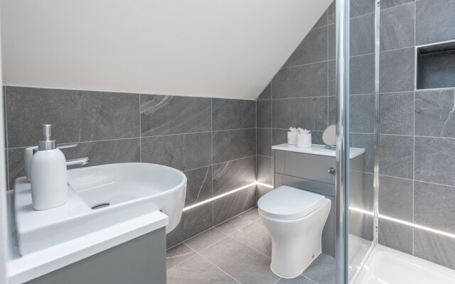 Impeccable 2-bed Apartment in Camberley