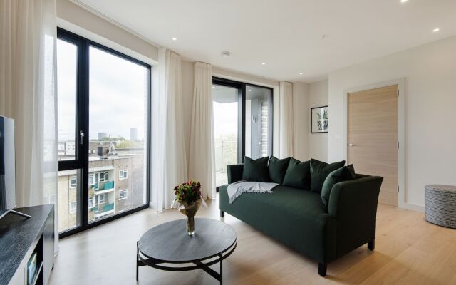 Contemporary Victoria Home by the River Thames