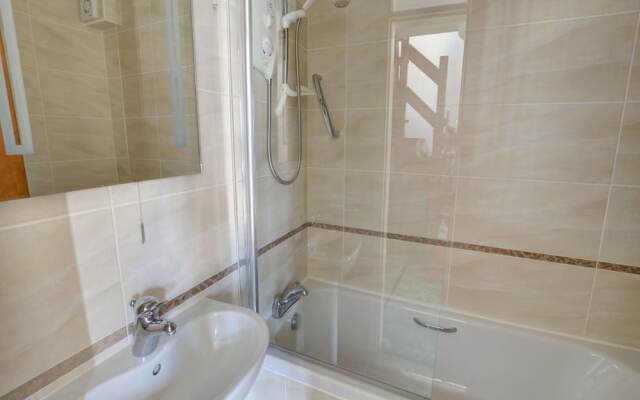 Serene Holiday Home in Porthmadog near Beach