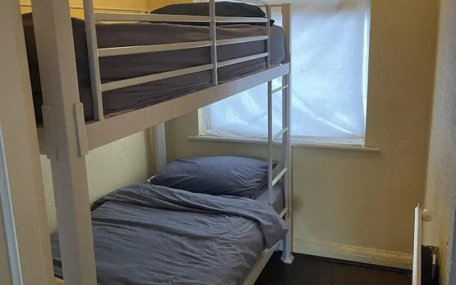 Cosy Heathrow Apartment With 2 Bedrooms