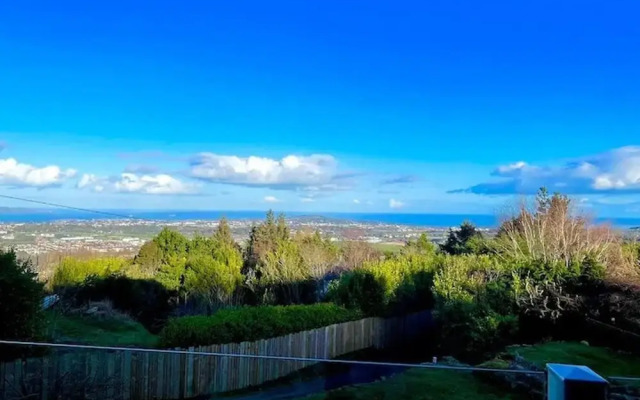 Charming 6-bed Escape- Balconies & Panoramic Views