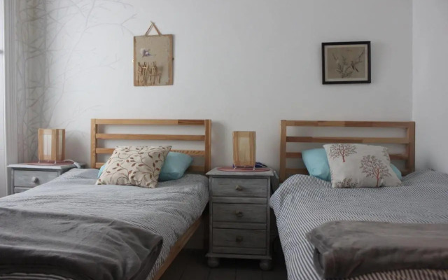 Johnston House: Historic Village Retreat