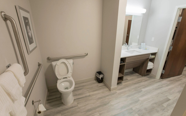 Magnolia Bay Hotel & Suites