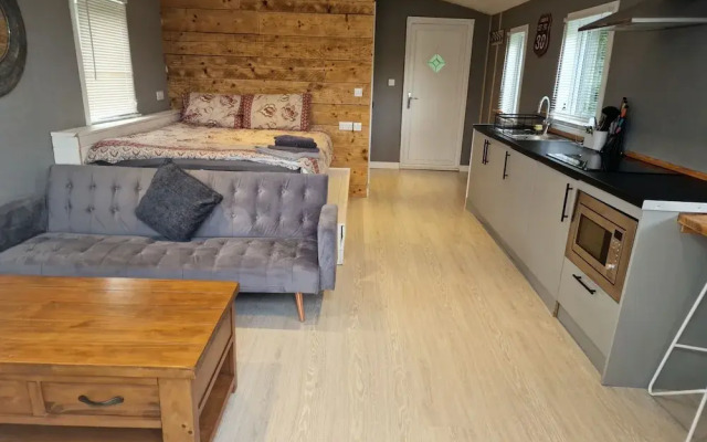 Large Glamping Hut - Riverview 13
