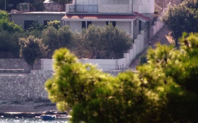 Apartments by the sea Necujam, Solta - 5182