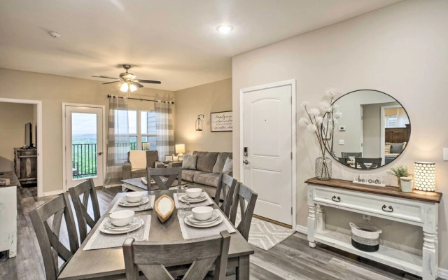 4 Mi to Silver Dollar City: Chic Branson Retreat!