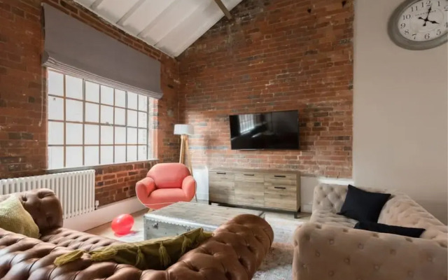 The Warehouse Loft - Trendy Converted Warehouse 3bdr