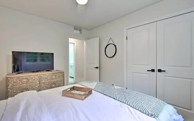 Walk to Restaurants: Sarasota Home w/ Lanai!