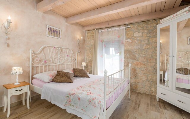 Beautiful Home in Kras With Wifi and 2 Bedrooms