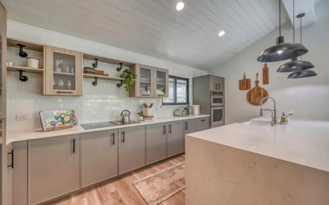 Luxury Riverfront Villa With Firepit & Gameroom!