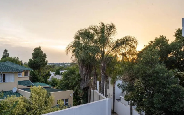 Private Modern 10 bdrm Home tucked away in Sandton