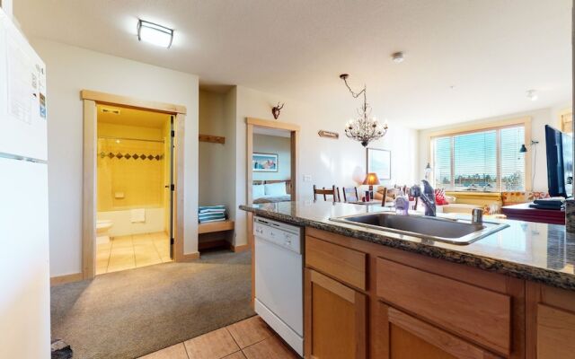 Sunstone 209 Ski-In Ski-Out, Gorgeous Mountain Views, Heated Pool Jacuzzi by RedAwning