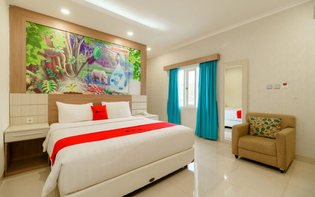 RedDoorz Plus @ Point Phila Cihampelas