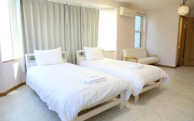 Donguri House