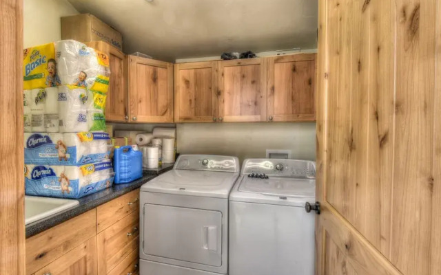 Ridge Court Barrel Relax in Private Hot Tub