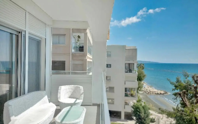 Phaedrus Living Beach Front Flat Kyma