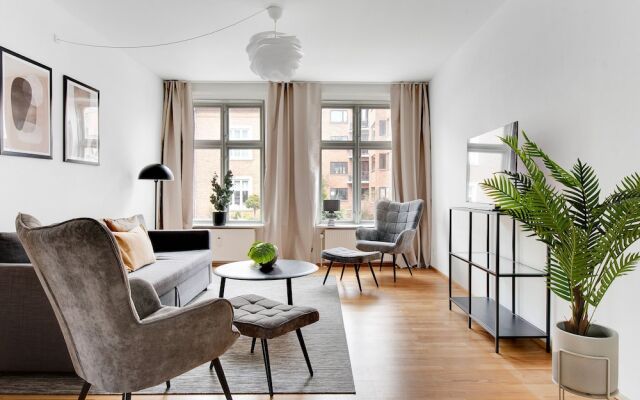 Sanders Constantin - Chic 2-bdr. Apt. w/ Balcony