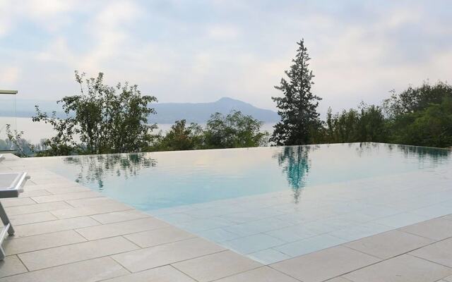 Stunning Family Friendly Italian Lakes 3 bed Villa With Pool, Wifi, Bbq, Lake Views