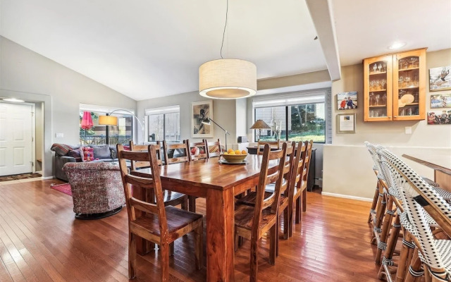 Park Forest  4 Bedroom Home by RedAwning