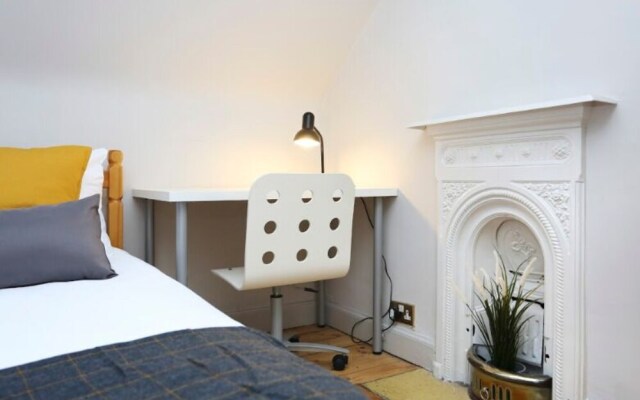 Homely & Spacious 4-bedroom Apartment by the Meadows
