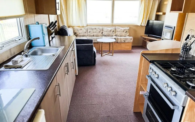 Beachside Caravan Retreat in Lowestoft Sleeps 4