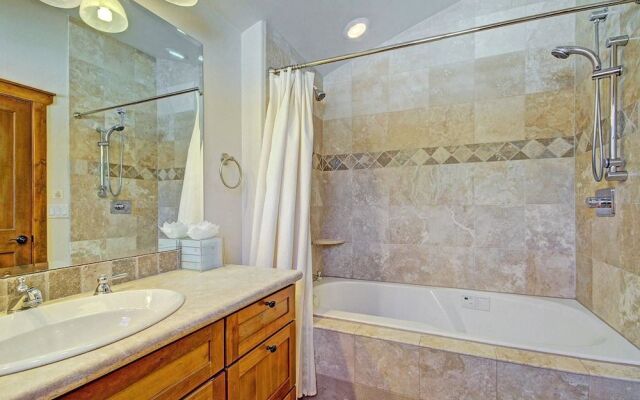 Mountain Ridge  2 Bedroom Townhouse by RedAwning