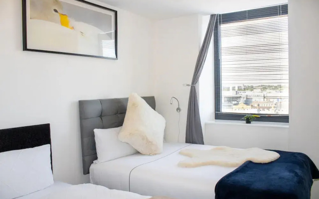 2 Bedroom Central Apartment With Parking