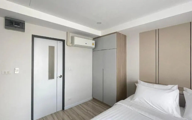 The Riski Hotel at Bangphlat Station