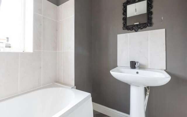 Large 5-bed House in Leeds/ Fits 10/free Parking/