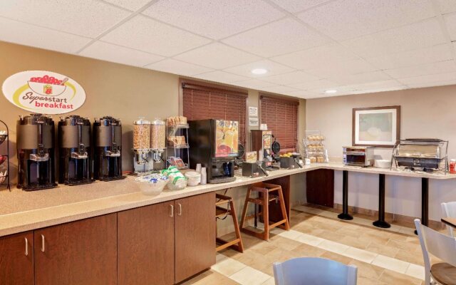 Super 8 by Wyndham Kapuskasing