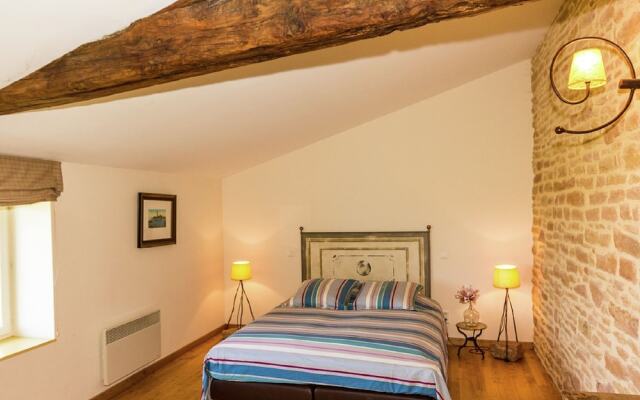 Spacious Mansion in Vinzelles with Swimming Pool