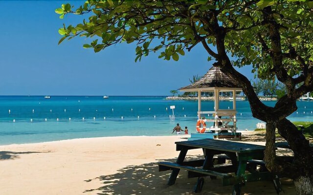 N2N Suites - Ochio Rios Vacation Home