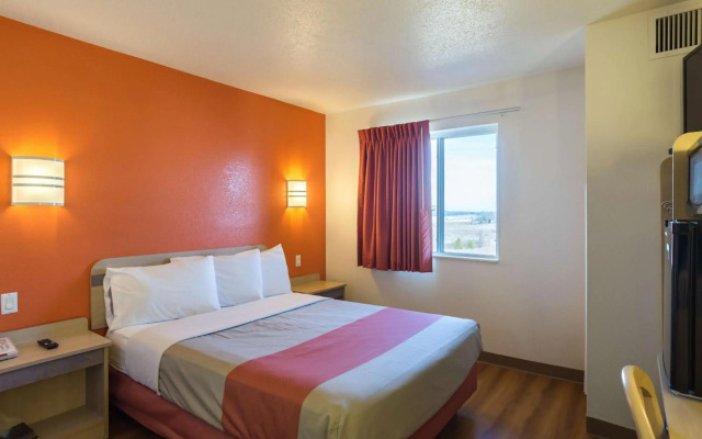 Motel 6 Dale, IN