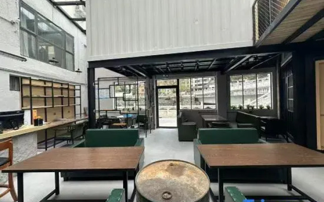 Unrestrained Youth Hostel