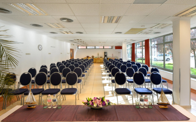Holiday Beach Budapest Wellness & Conference Hotel