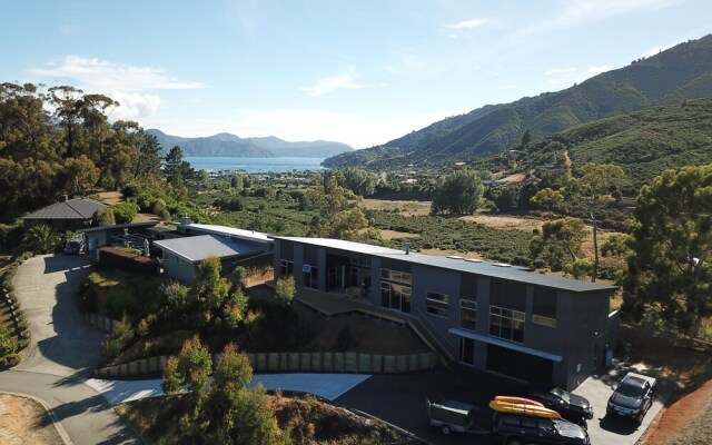 Bell Bird Ridge Holiday Home - Ocean & Valley Views