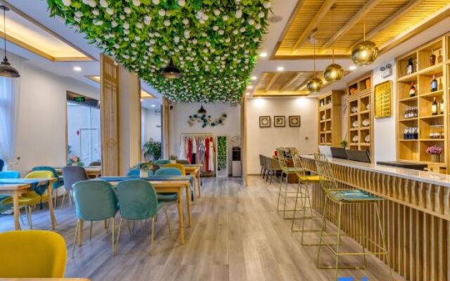 Qihai Tingfeng Inn (Lugu Lake Headquarter)