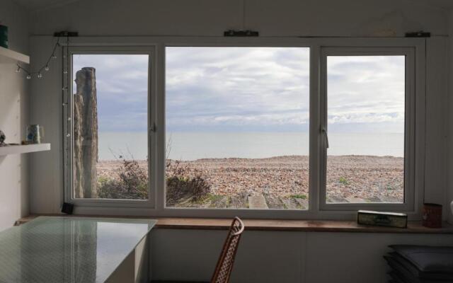 Beautiful Beach House with 4 Bedrooms and Hot-Tub