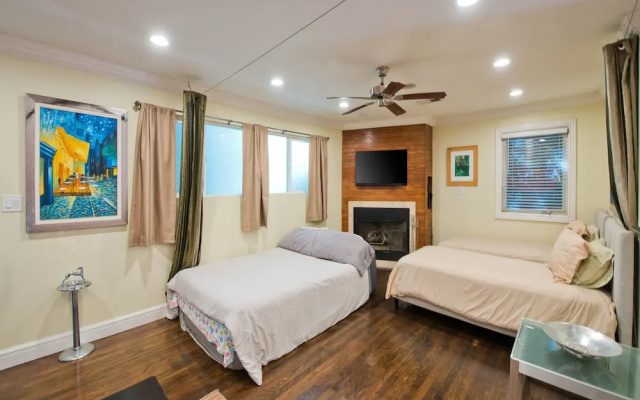 Ground Floor In Venice Near The Beach 3 Bedroom Home by RedAwning