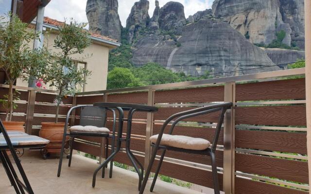 The house under the rocks of Meteora 1