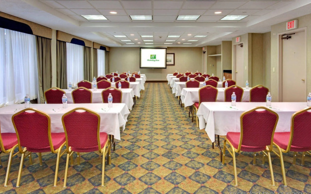 Holiday Inn Hotel & Suites Warren by IHG