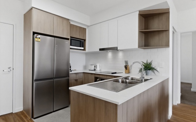 Spacious Newly 2 Bed Unit With Onsite Parking